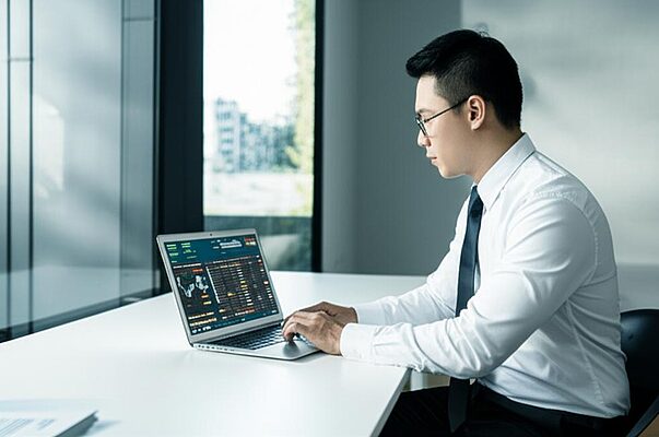 Doanh nhân Việt Nam sử dụng AI Tạo Sinh để phân tích thị trường năm 2025.