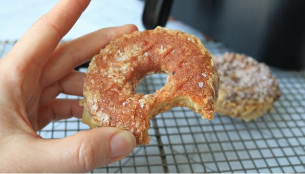 Chiêu thần kỳ với nồi chiên không dầu: biến bánh donut cũ giòn rụm, thơm lừng