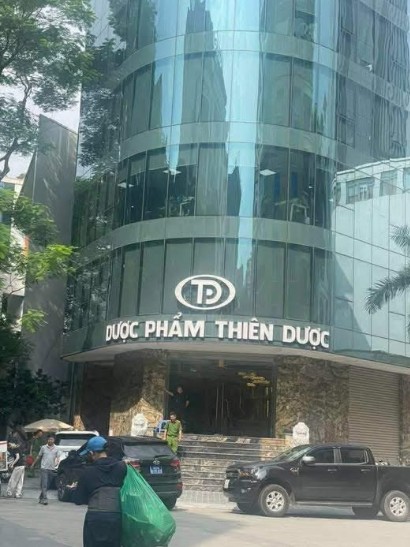 Hé lộ cuộc sống giàu sang, sung sướng như bà hoàng của Hoàng Hường: Tiền rải khắp nhà từ đâu mà có?