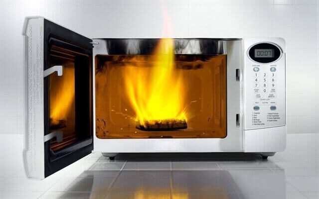 Tại sao kim loại là kẻ thù không đội trời chung của lò vi sóng?