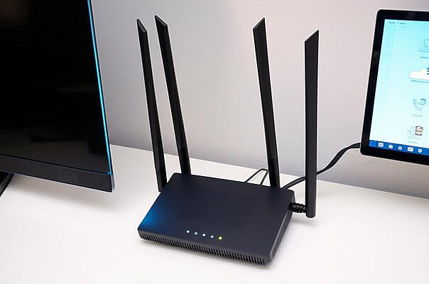 Ảnh minh họa router WiFi hiện đại trong ngôi nhà thông minh, tối ưu kết nối mạng.