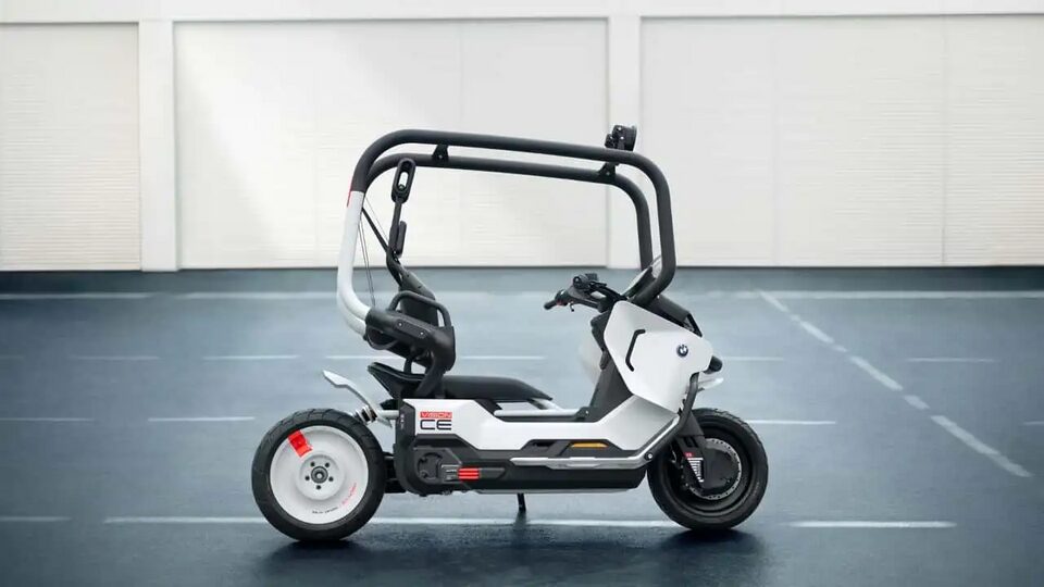 Xe tay ga điện BMW với “lồng bảo hộ”: An toàn hay phi thực tế?