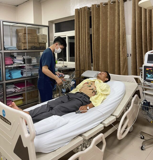 Xót xa khi thấy cảnh diễn viên Phương Nam - đội trưởng Tạ trong bộ phim Mưa đỏ phải nhập viện xot xa khi thay canh dien vien phuong nam doi truong ta trong bo phim mua do phai nhap vien