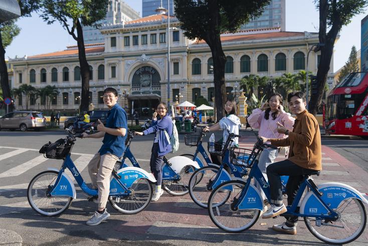 Du khách trải nghiệm làm gốm tại làng nghề Bát Tràng