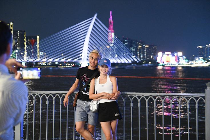 Du khách nước ngoài trải nghiệm chèo thuyền kayak